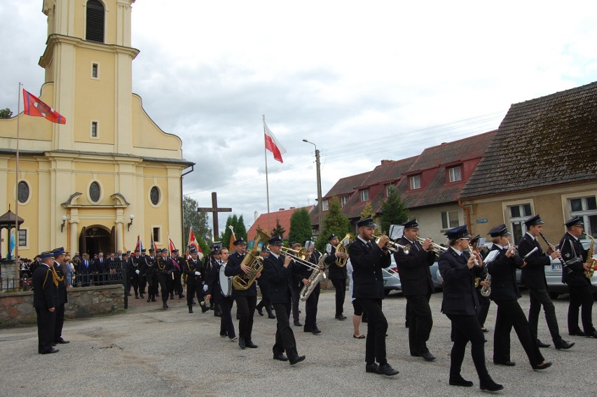 Nowy sztandar strażakom z Rynarzewa pzrekazuje druh Zdzisław...