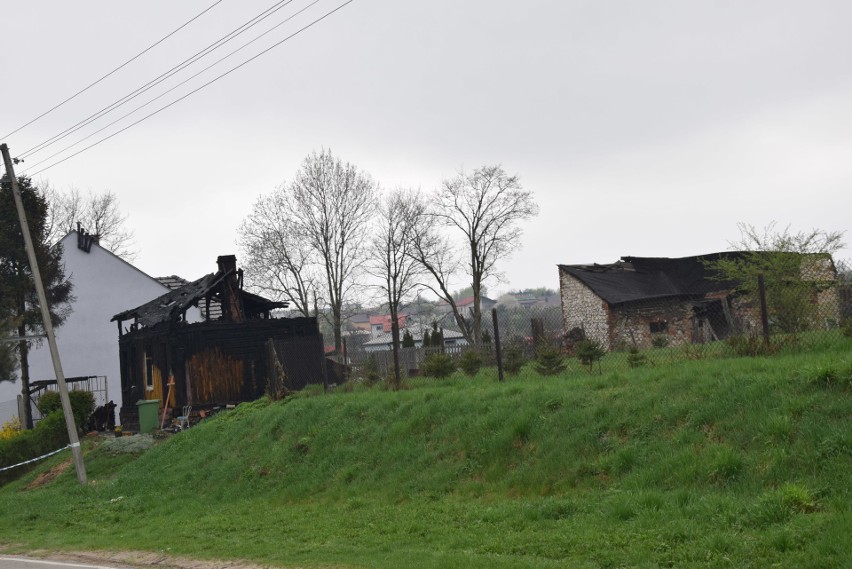 Tragiczny pożar w Zawierciu: spłonął drewniany dom, zginął człowiek. Ogień gasiło siedem zastępów straży pożarnej