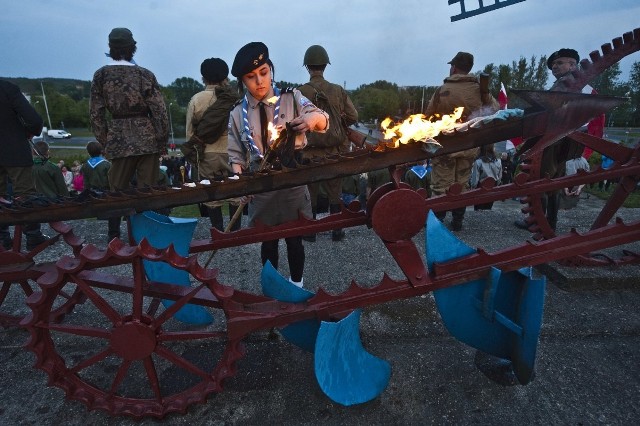 Wieczorny piknik patriotyczny zorganizowany w Koszalinie w ramach obchodów 74. rocznicy zakończenia II wojny światowej, jak co roku, przyciągnął wielu mieszkańców. Na terenie Politechniki Koszalińskiej, w bliskim sąsiedztwie Ptaków Hasiora, dostępna była wystawa współczesnego sprzętu przeciwlotniczego Wojska Polskiego oraz sprzętu i umundurowania alianckiego z  II wojny światowej. Archiwum Państwowe w Koszalinie przygotowało wystawę dokumentów.   Całe  rodziny przychodziły, by wziąć udział w spotkaniu z historią pn. „Płomienie Zwycięstwa”, obejrzeć ekspozycję i by o zmroku zobaczyć, jak widowiskowo płoną Ptaki Władysława Hasiora. Impreza została przygotowana przez Politechnikę Koszalińską, Bałtyckie Stowarzyszenie Miłośników Historii „Perun”, koszalińskie Archiwum Państwowe, Hufiec Związku Harcerstwa Polskiego Ziemi Koszalińskiej, Centrum Szkolenia Sił Powietrznych w Koszalinie i koszaliński Urząd Miejski.