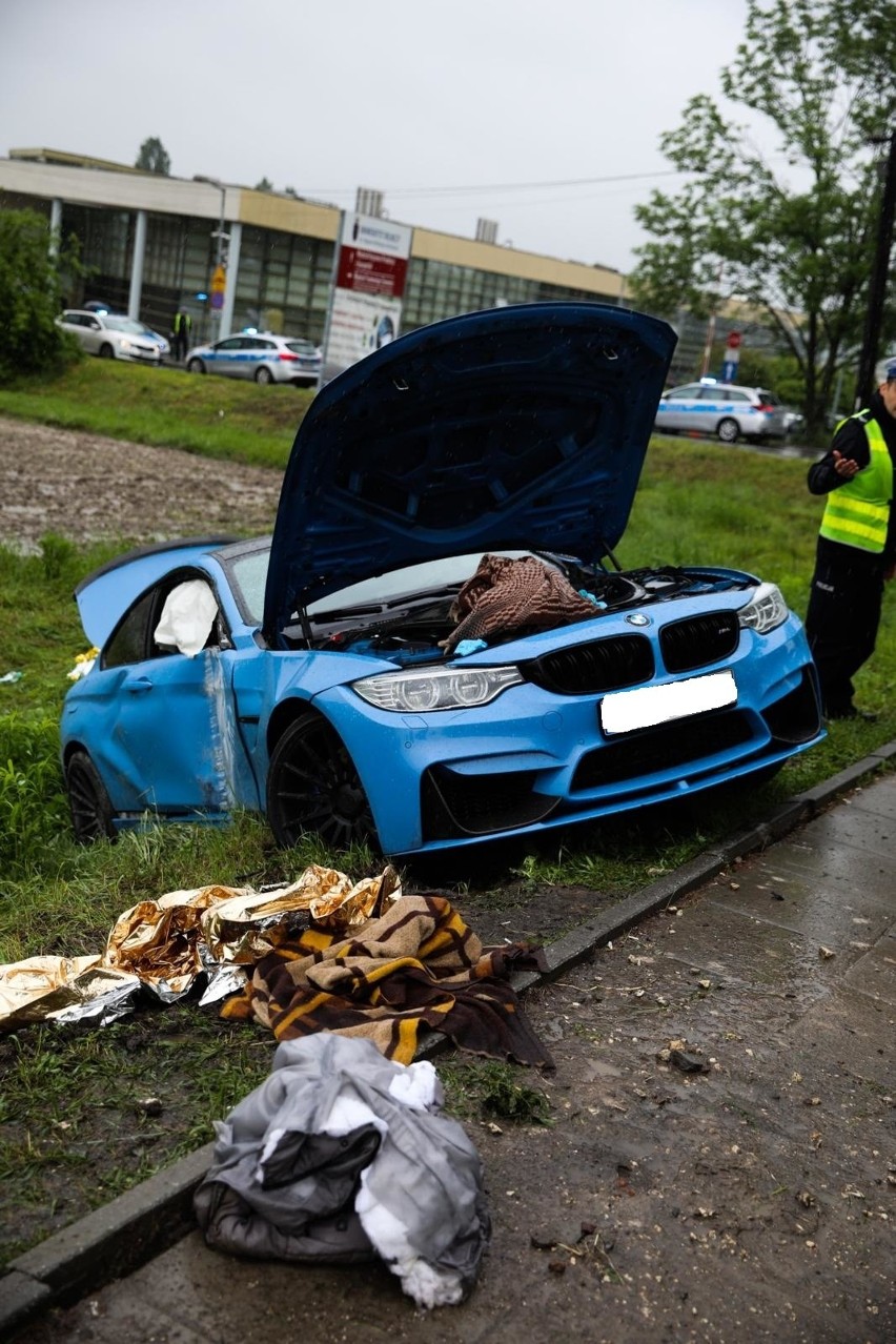 Kraków. Kierowca BMW, który wjechał w grupę osób na przystanku, usłyszał zarzut. Grozi mu więzienie