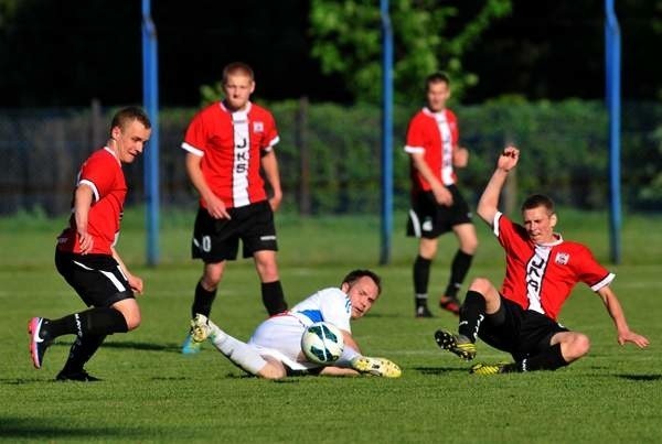 Czarni Jasło (na czerwono) nie mogą sobie poluzować.