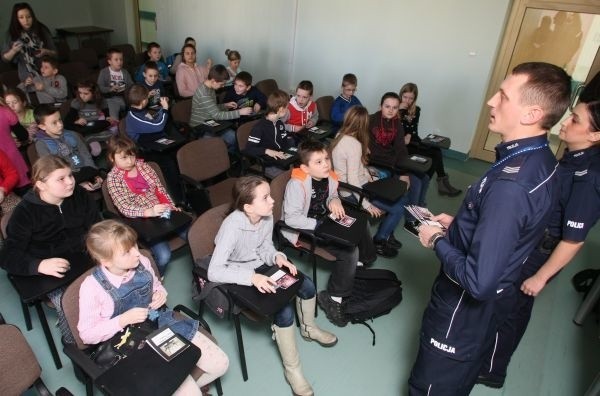 Dzieci uczestniczyły w inscenizacji odprawy policjantów do służby.