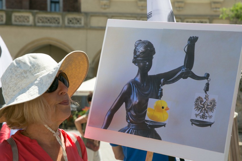 Kraków. Skromna manifestacja KOD na Rynku Głównym [ZDJĘCIA]