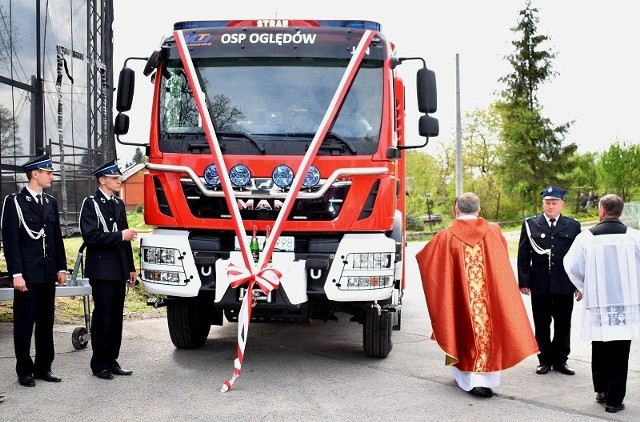 Jednostka z Oględowa otrzymała nowy wóz strażacki. Rodzicami chrzestnymi samochodu nazwanego ,,Jan” zostali: burmistrz miasta i gminy Staszów Leszek Kopeć i zastępca burmistrza dr Ewa Kondek.