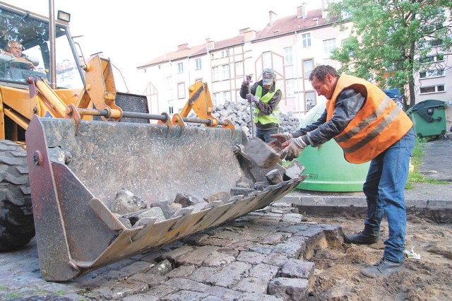 Prace przy zdejmowaniu kostki brukowej z ulicy Sadowej.