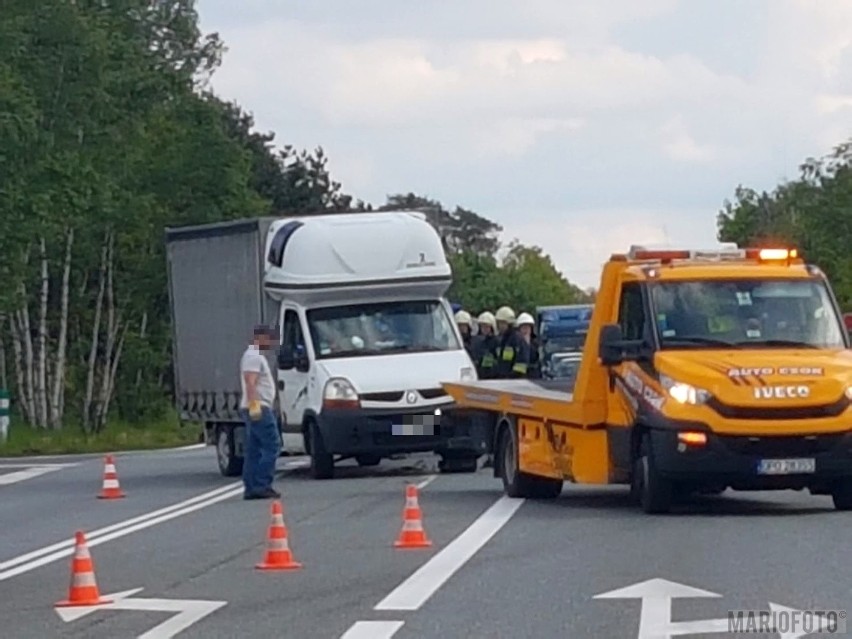 Dwa samochody dostawcze w Węgrach pod Opolem na drodze...