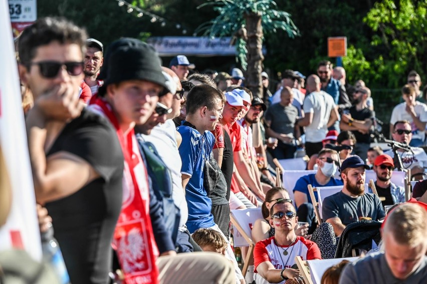 Fani w Gdańsku kibicowali reprezentacji Polski w strefie kibica w Brzeźnie. Nie mieli powodów do radości po porażce ze Słowacją [zdjęcia]