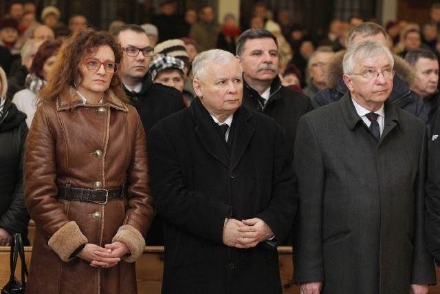 W intencji mamy Jarosław Kaczyński modli się podczas mszy św. w kościele Wszystkich Świętych w Starachowicach