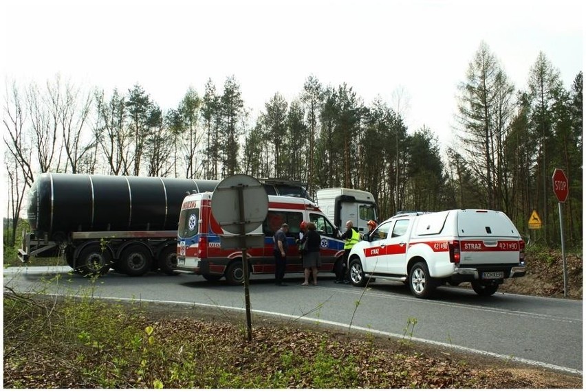 Wypadek w Wygiełzowie. Opel wjechał w ciężarówkę, odbił się od niej i zatrzymał w rowie [ZDJĘCIA]
