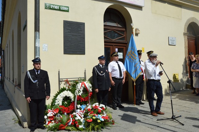 Wojenną tragedię w Wieliczce upamiętnia pomnik wzniesiony przy kirkucie na Grabówkach w latach 60. XX wieku. To właśnie tu oraz przy tablicy pamiątkowej, wmurowanej przed dekadą przy Rynku Górnym (na aptece „Rumianek”), obchodzone są rocznice zagłady wielickich Żydów. Na tablicy widnieje napis: „27 sierpnia 1942 roku z rozkazu Niemców ok. 10 tys. Żydów z Wieliczki i okolic stawiło się na łąkach w Bogucicach. Ocaleli tylko nieliczni”.