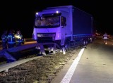 Groźny wypadek na autostradzie A4. Ciężarówka rozerwała bariery pomiędzy jezdniami, trasa była zablokowana [ZDJĘCIA]