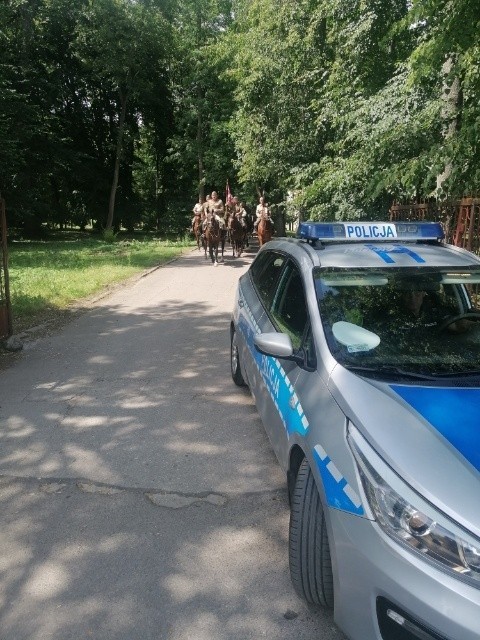 Pątnicy na koniach podążali w asyście policjantów.