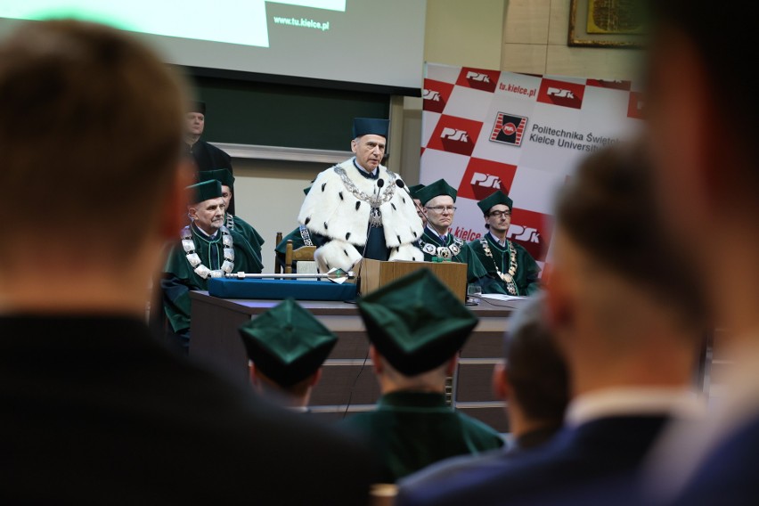 Politechnika Świętokrzyska w Kielcach ma nowych inżynierów i magistrów. Uroczyście wręczono dyplomy. Zobacz zdjęcia