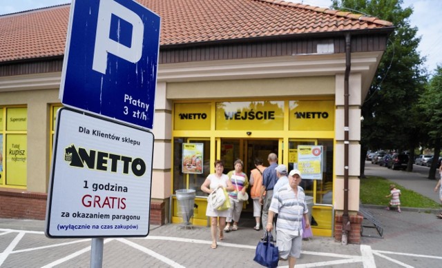 Na parkingu Netto w Ustce za darmo mogą parkować tylko klienci sklepu. 