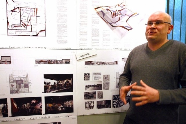 Michał Czasnojć pokazuje swój projekt ekspozycji przyszłego Centrum Dialogu "Przełomy". Wszystkie projekty można oglądać w Muzeum narodowym do 21 kwietnia 2013 roku.