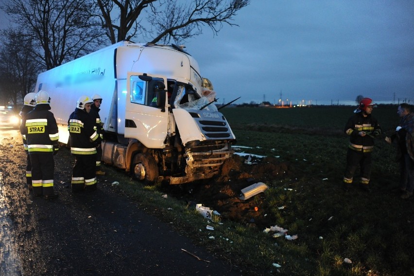 Kierowca ciężarowej scanii, 43-latek również został ranny....