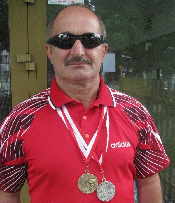 Jan Klemendorf prezentuje medale zdobyte podczas Igrzysk Polonijnych.