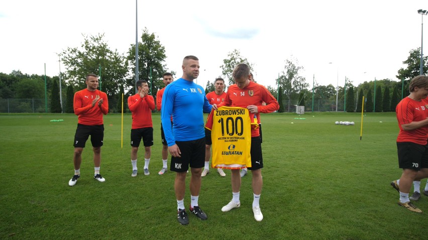 Gratulacje i pamiątkowa koszulka dla Jakuba Żubrowskiego z okazji setnego meczu w ekstraklasie w barwach Korony Kielce