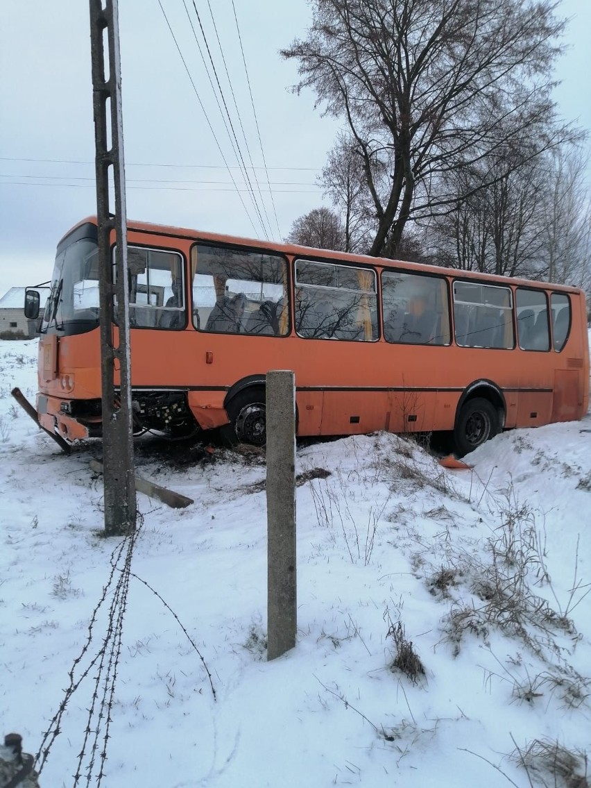Myszyniec-Koryta. Zderzenie autobusu szkolnego i samochodu osobowego. 29.01.2021, zdjęcia
