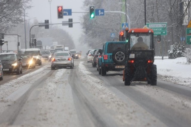 Atak zimy na drogach w Śląskiem. Jest ślisko i niebezpiecznie. Kierowcy, noga z gazu!