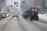 Kierowcy, uważajcie! Powrót zimy na drogach w Śląskiem. Jest ślisko i niebezpiecznie!