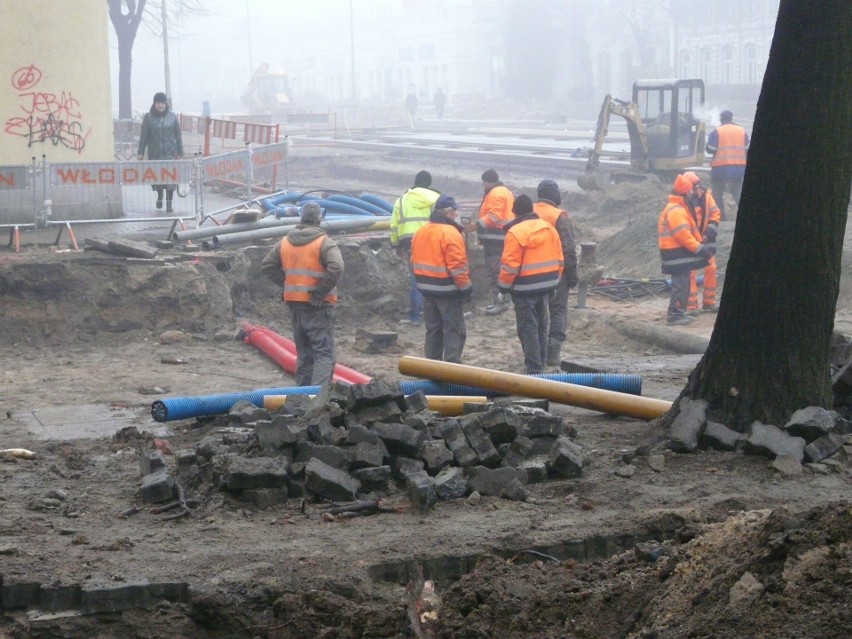 W centrum Pabianic roi się od robotników. Powstaje nowa ulica i torowisko ZDJĘCIA