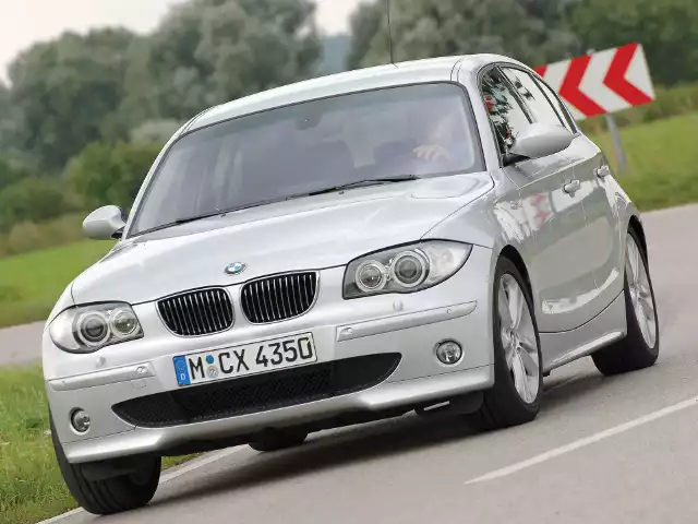 BMW 1 (2004-2007)Ten model to przystępny cenowo przedstawiciel klasy premium. Jest niewielki i trochę przyciasny, ale to jednak BMW – szybkie, dopracowane technicznie i prestiżowe.Fot. BMW