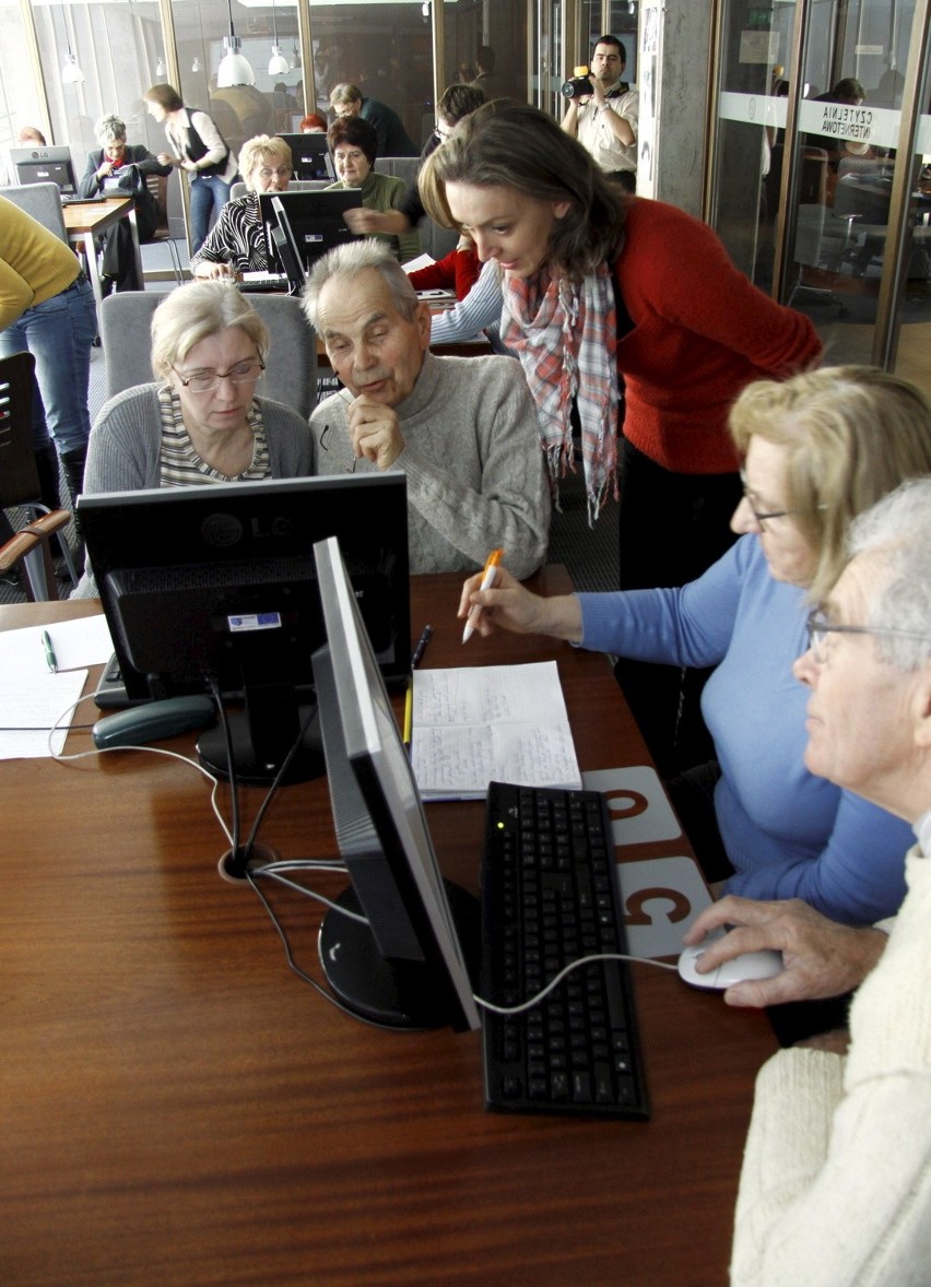 WBP Lublin: Seniorzy serfują w Internecie (foto, wideo)