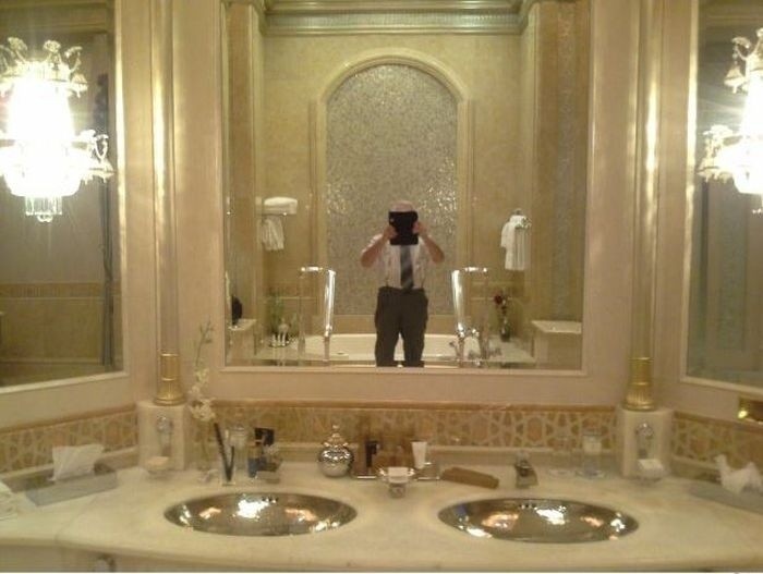 Lech Wałęsa pod wrażeniem... łazienki w Abu Dhabi