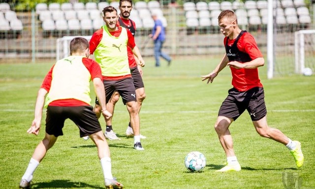 Korona Kielce przygotowuje się do rozgrywek Fortuna I Ligi. Z zespołem Macieja Bartoszka trenują Mateusz Cetnarski i Krzysztof Kiercz. Cetnarski jest bliski podpisania umowy z kieleckim klubem. Na pełnych obrotach trenował już Bartosz Prętnik, który zakończył rekonwalescencje po wiosennym złamaniu kości śródstopia. W zajęciach nie uczestniczy natomiast Zvonimir Petrović, który w meczu w Warce doznał urazu.  W sobotę Korona rozegra jeden sparing, a nie jak pierwotnie planowano dwa. O godzinie 15 podopieczni Macieja Bartoszka w Woli Chorzelowskiej zmierzą się z ŁKS Łódź. Część zawodników dołączy także do drużyny trzecioligowych rezerw na sobotnie spotkanie z ŁKS Probudex Łagów.Kto uczestniczy w treningach Korony?Szczegóły na kolejnych slajdach.(dor) 