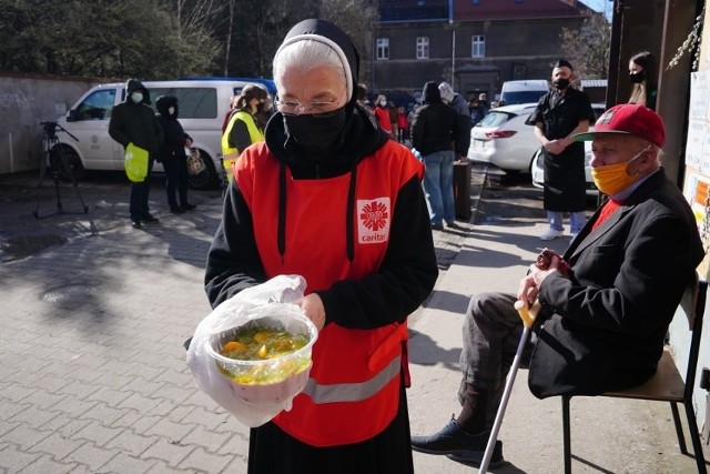 Caritas Poznań z siostrami zorganizują tradycyjne już śniadanie wielkanocne dla osób potrzebujących. W tym roku osoby starsze, samotne oraz bezdomne usiądą przy stołach i będą wspólnie przeżywać święta Wielkanocne. Dodatkowo Caritas planuje dowieźć pakiety świąteczne seniorom, którzy nie są w stanie wyjść z domu i spędzą ten czas samotnie.