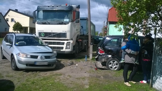 Do zdarzenia doszło w sobotę (22 kwietnia) w Niedoradzu koło Nowej Soli. Kierowca renault staranował opla, który następnie wypadł z drogi, uderzył w stojącą na poboczu ciężarówkę i wpadł na posesję. Kierowca renault, 37-latek z Niedoradza poszedł do domu. Kiedy wrócił na miejsce zdarzenia wydmuchał 1,5 promila alkoholu. – Tłumaczy się tym, że poszedł do domu i tam wypił alkohol ze stresu, którego doznał w wyniku wypadku - mówi sierż. Justyna Sęczkowska, rzeczniczka nowosolskiej policji. .Policjanci pobrali 37-latkowi krew do badań pod kątem alkoholu. – Będziemy wyjaśniać kiedy mężczyzna pił alkohol – mówi sierż. Sęczkowska. Zobacz też: Karambol pod Iłową. Zderzyły się trzy ciężarówki