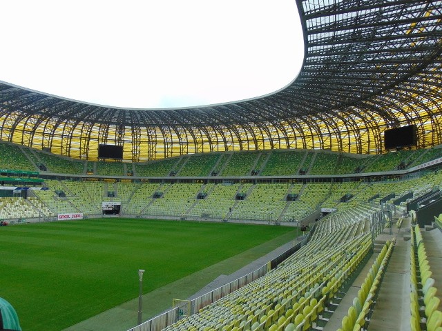 Piłkarska infrastruktura w Polsce cały czas się rozwija. Trwają prace budowlane w Szczecinie, czy na obiekcie ŁKS. Które stadiony w Polsce mogą pomieścić najwięcej kibiców? Sprawdźcie aktualny TOP 10!