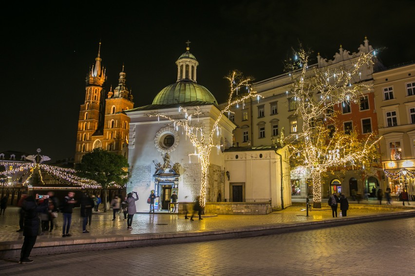 Kraków zaczyna odliczać dni do świąt. Pierwsza iluminacja...