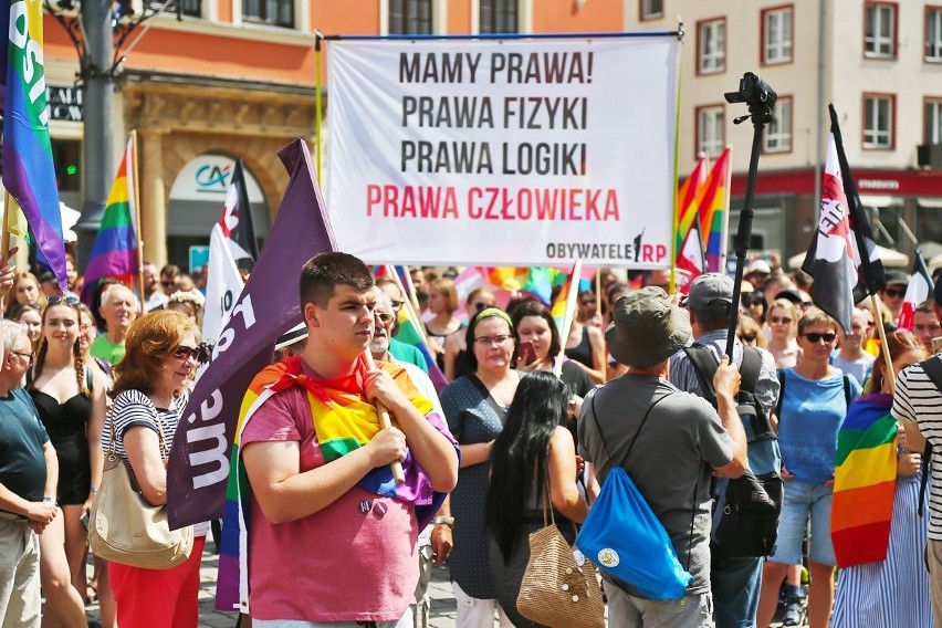 Marsz poparcia dla LGBT i przeciwko przemocy we Wrocławiu. Nie zabrakło starć słownych (ZDJĘCIA)