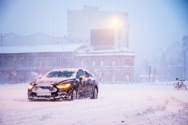 W wielu regionach poniedziałek 18 stycznia był najzimniejszym do tej pory dniem 2021 roku. Kilkunastostopniowe mrozy i opady śniegu sprawiły, że tego dnia kierowcy aż o 200% częściej wzywali assistance – podaje towarzystwo ubezpieczeń Compensa. Do najczęstszych zimowych problemów z autami należą: rozładowany akumulator, zamarznięte drzwi i paliwo oraz opony przebite na zaśnieżonych dziurach w jezdni.Fot. Compensa