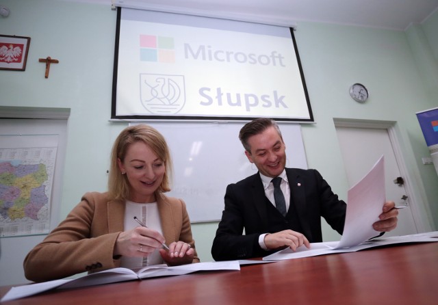Porozumienie podpisali: Cecylia Szymańska z Microsoftu i Robert Biedroń, prezydent Słupska.