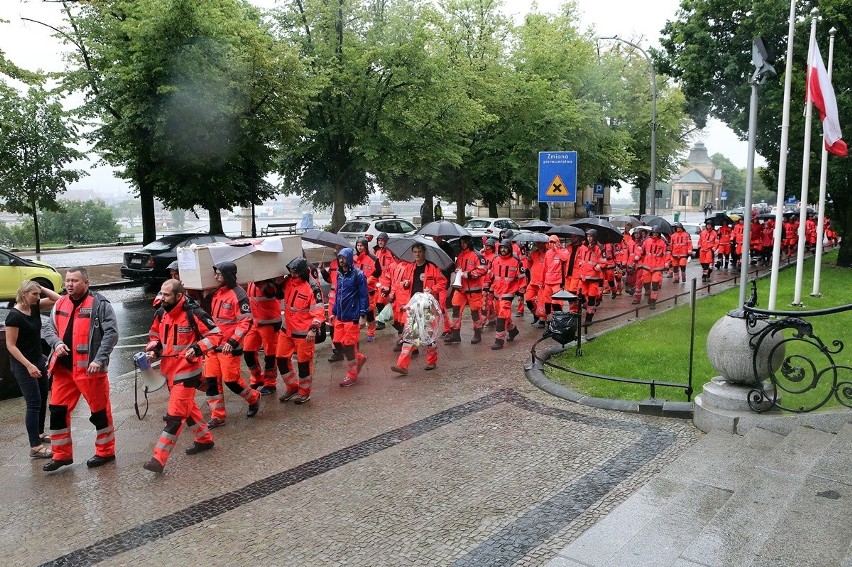 Ratownicy medyczni przeszli w Szczecinie w żałobnym kondukcie 