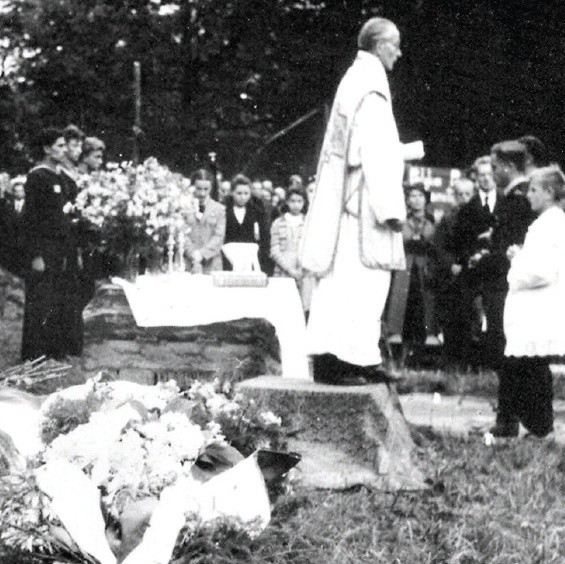 15 września 1946 roku. Ksiądz Zieja i historyczne odsłonięcie słupskiego pomnika Powstańców Warszawy -pierwszego w Polsce.