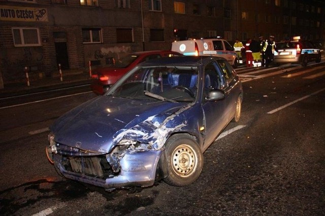 Karetka zderzyła się z hondą na skrzyżowaniu 1 Maja i Plebiscytowej.