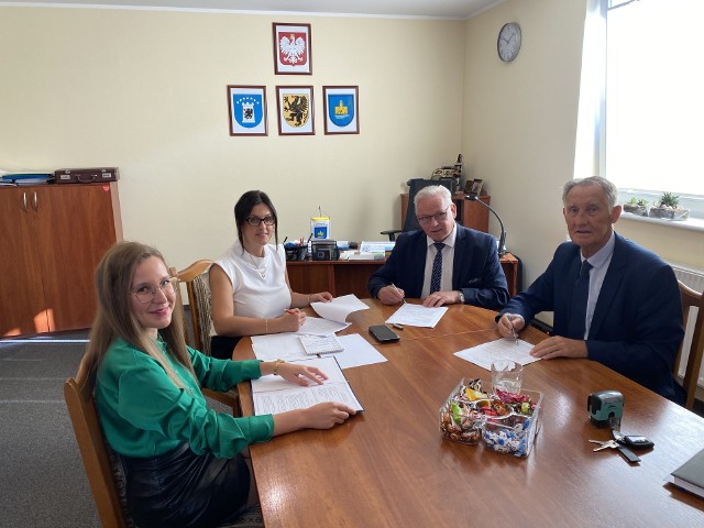 Wójt Marian Kowalewski podpisał z wykonawcą umowę na remont drogi Goręczyno - Somonino.