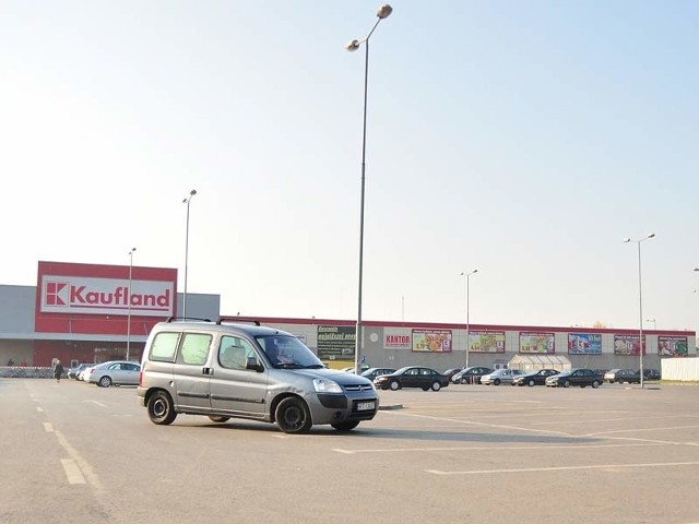 Władze Tarnobrzega chcą, aby przedsiębiorcy, którzy mają zamiar budować sklepy, zarówno te mniejsze jak i większe, tworzyli również miejsca parkingowe.