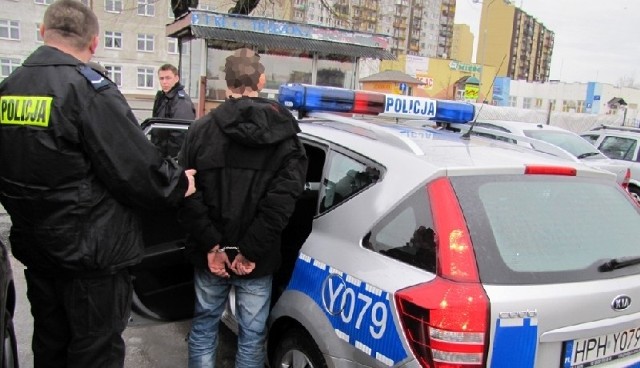 Dwóch młodych radomian podejrzanych o kradzież radia z samochodu zatrzymali policjanci.