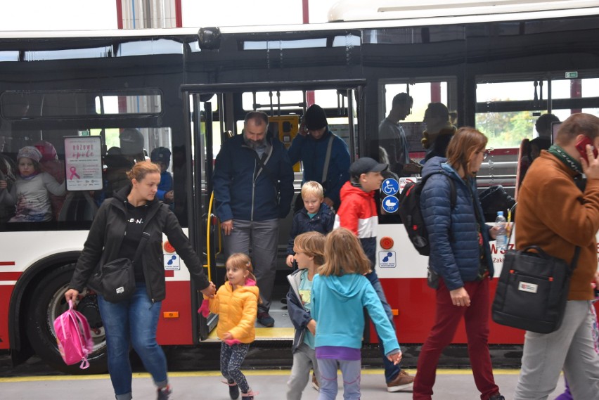 Codziennie pojazdy MZK w Opolu pokonują  łącznie19 tys. km....