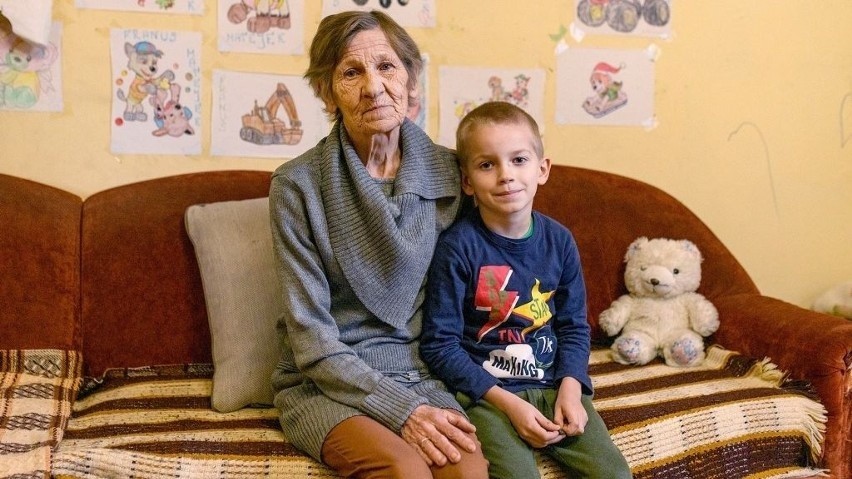 Pani Franciszka i jej wnuk pięcioletni Franek w Kuczkach -...