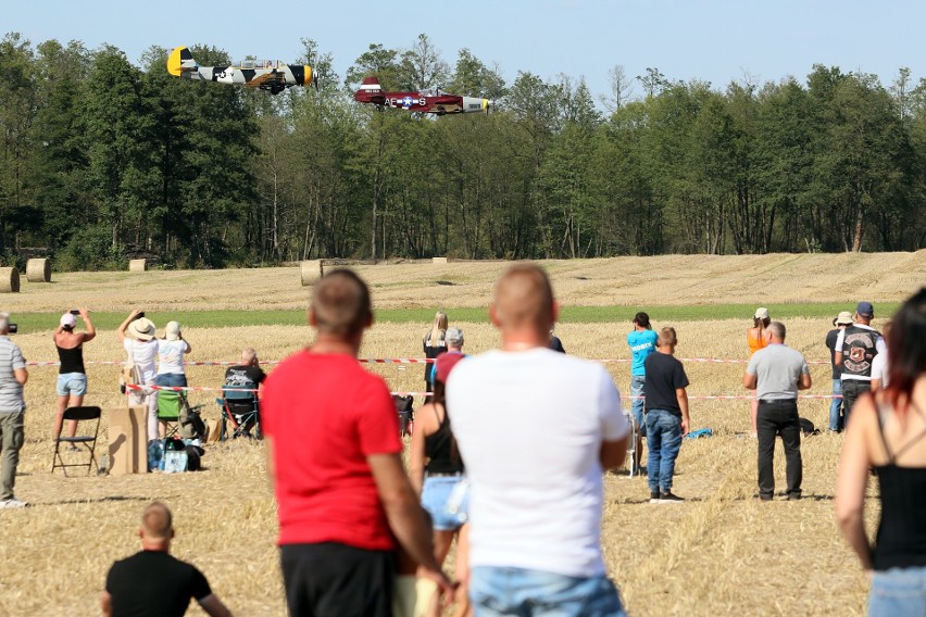 Niezwykłe pokazy lotnictwa i akrobacji powietrznej podczas II KRÓLewskiego Pikniku Lotniczego w Borkach. Zobacz zdjęcia   