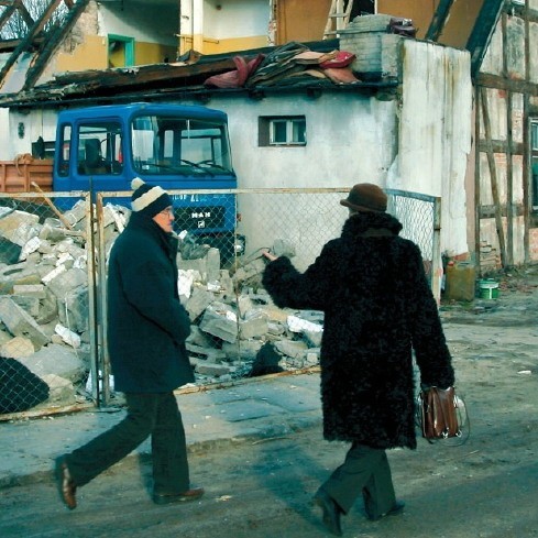 Wyburzanie budynku przy pętli autobusowej przy ul. Marynarki Polskiej.