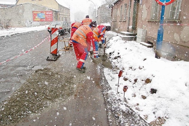 Wczorajsze roboty drogowe przy ulicy Lipowej zbiegły się z początkiem prawdziwej zimy. 