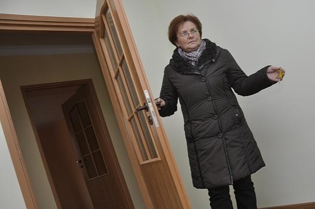 Halina Mińczuk z ABK Pogorzelec pokazuje jedno z nowo wyremontowanych mieszkań przy ul Norwida.