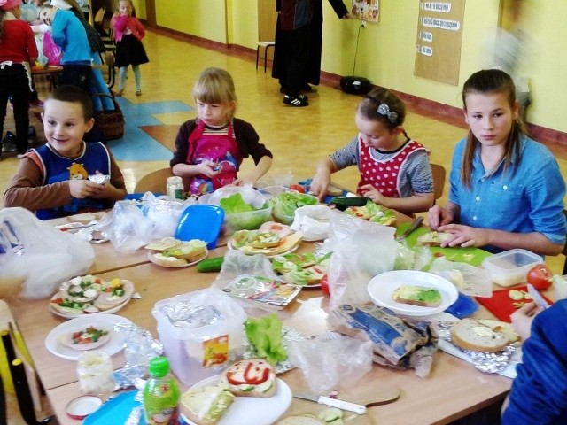 Zadowolone dzieci w szkole w Lipiu, w gminie Brody, szykują sobie śniadanie